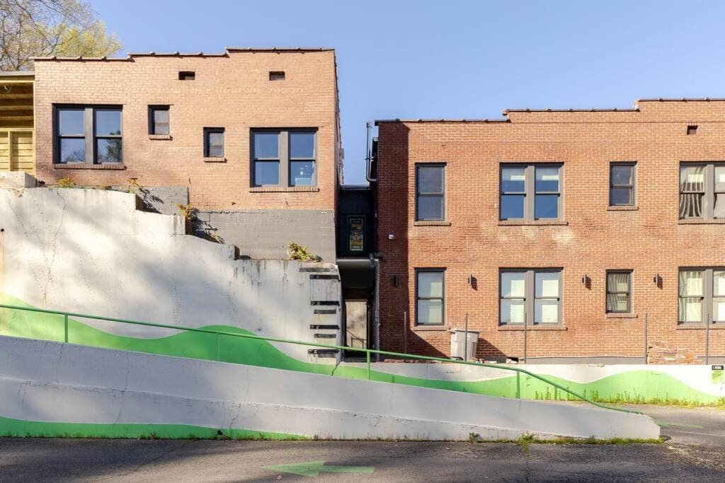Historic Downtown Studio, Walk to Bathhouses, Room # 100