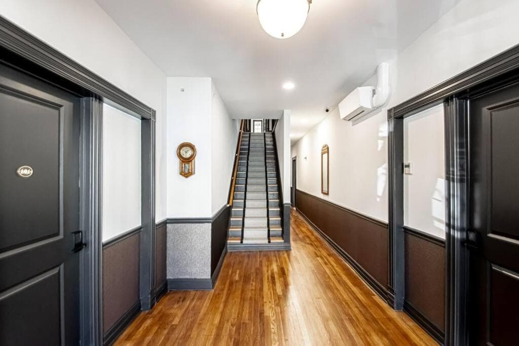Historic DTWN Studio, Walk to Bathhouses, Shops, Room # 103
