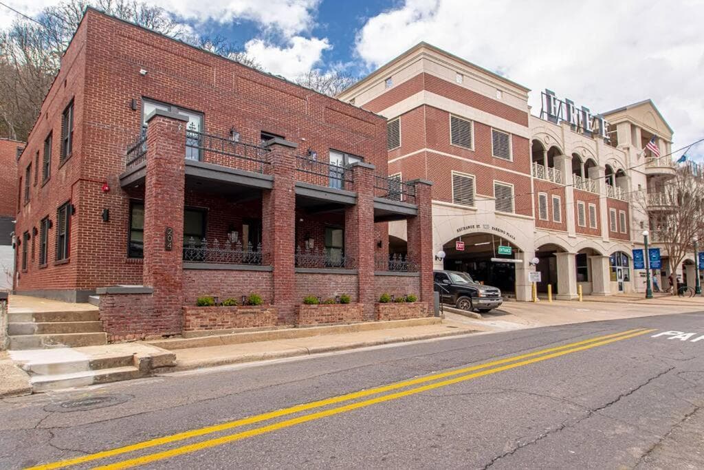 Historic DTWN Studio, Walk to Bathhouses, Shops, Room # 103