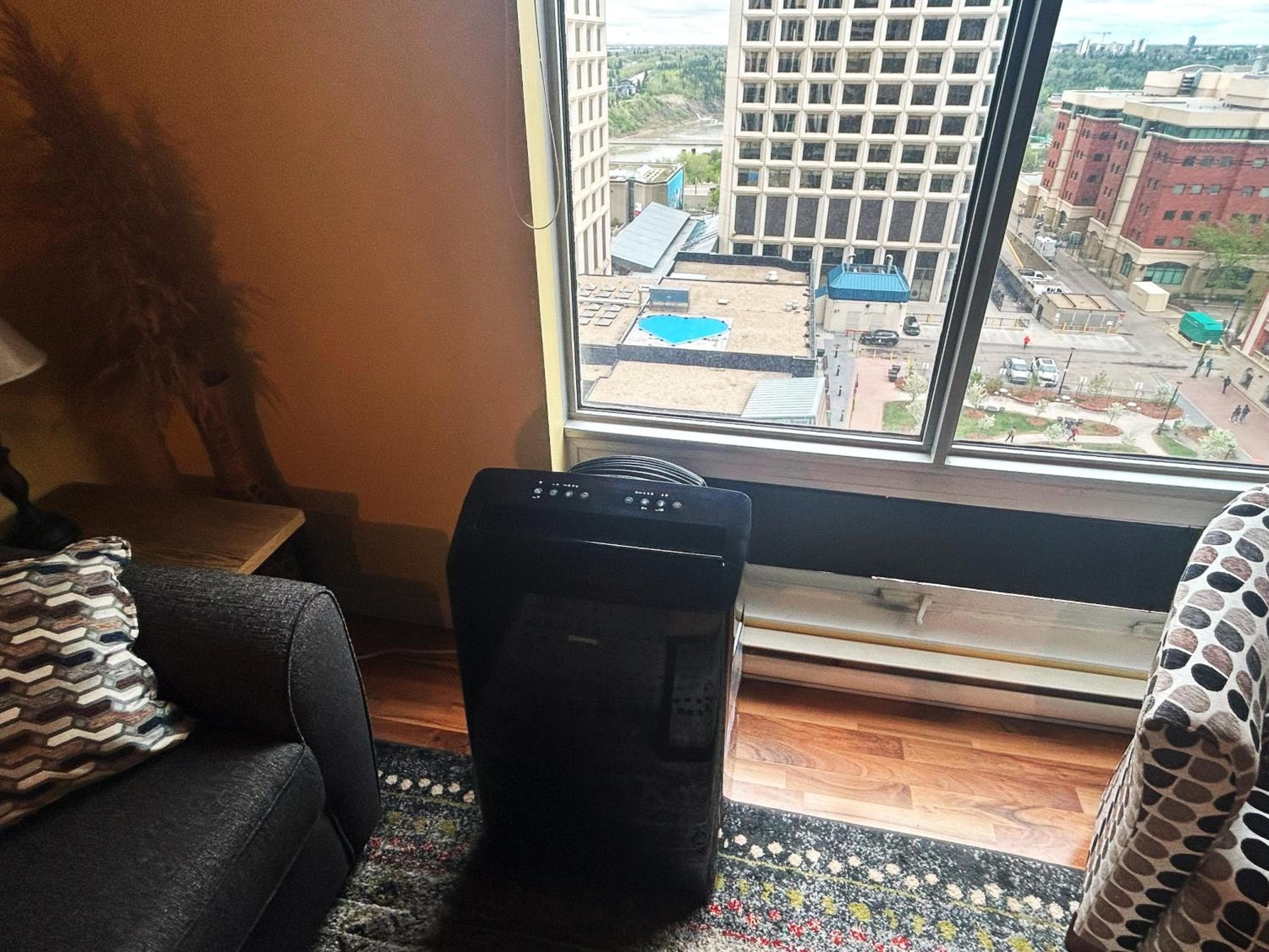 2 Full Beds, Rogers Place Downtown Central, Memorable 1 Bedroom Condo