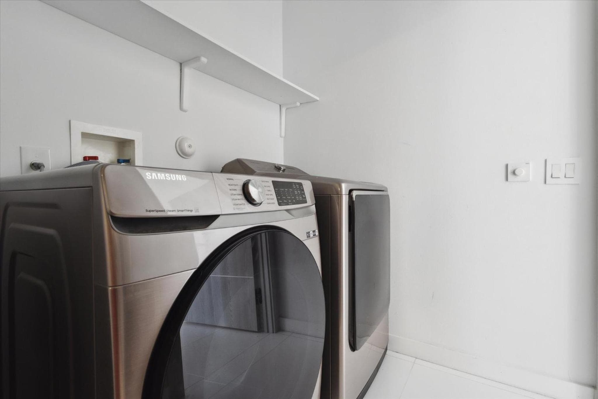Luxury Modern Waterfront House in BEST Location! King Bed Suite & Close to Beach