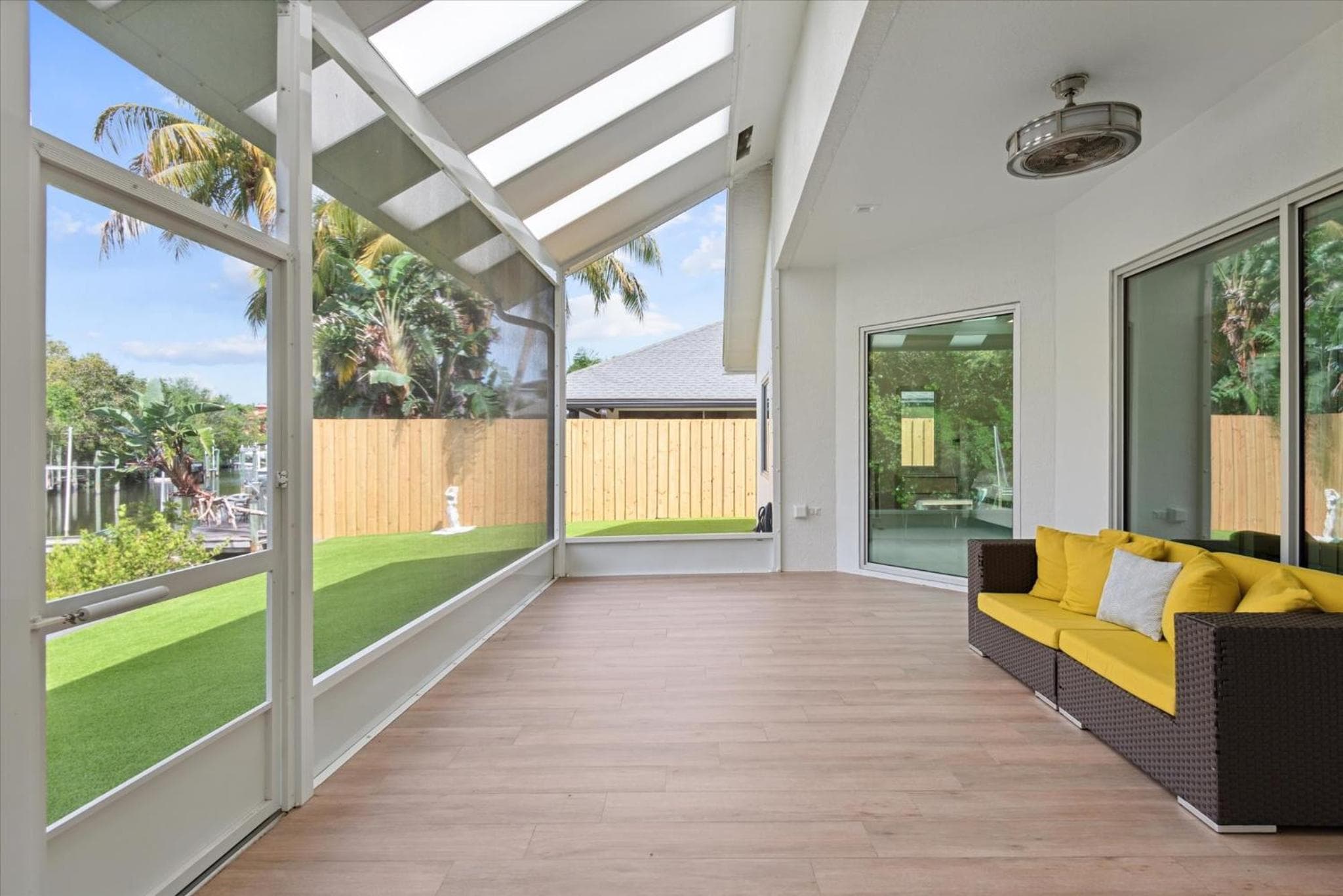 Luxury Modern Waterfront House in BEST Location! King Bed Suite & Close to Beach