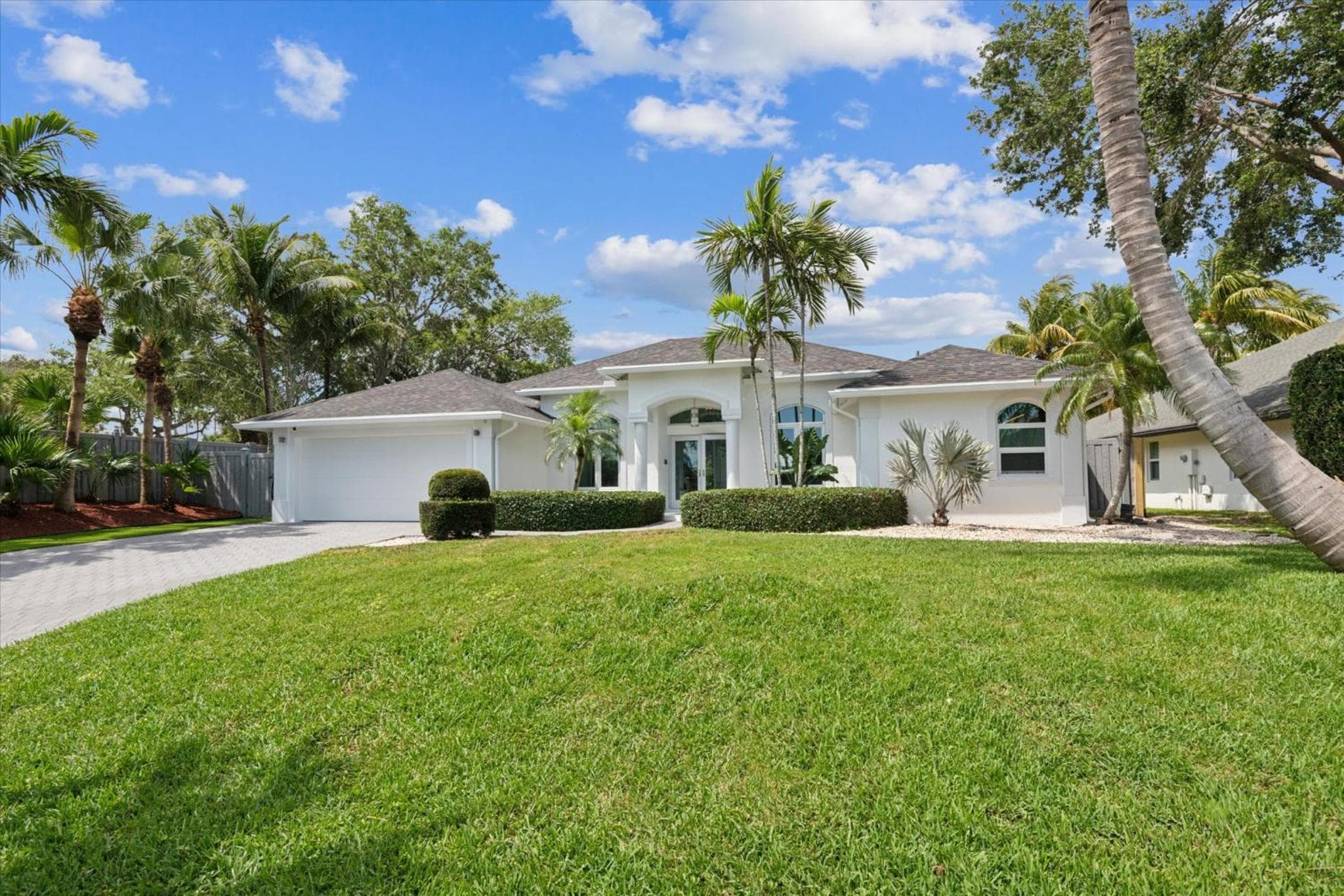Luxury Modern Waterfront House in BEST Location! King Bed Suite & Close to Beach