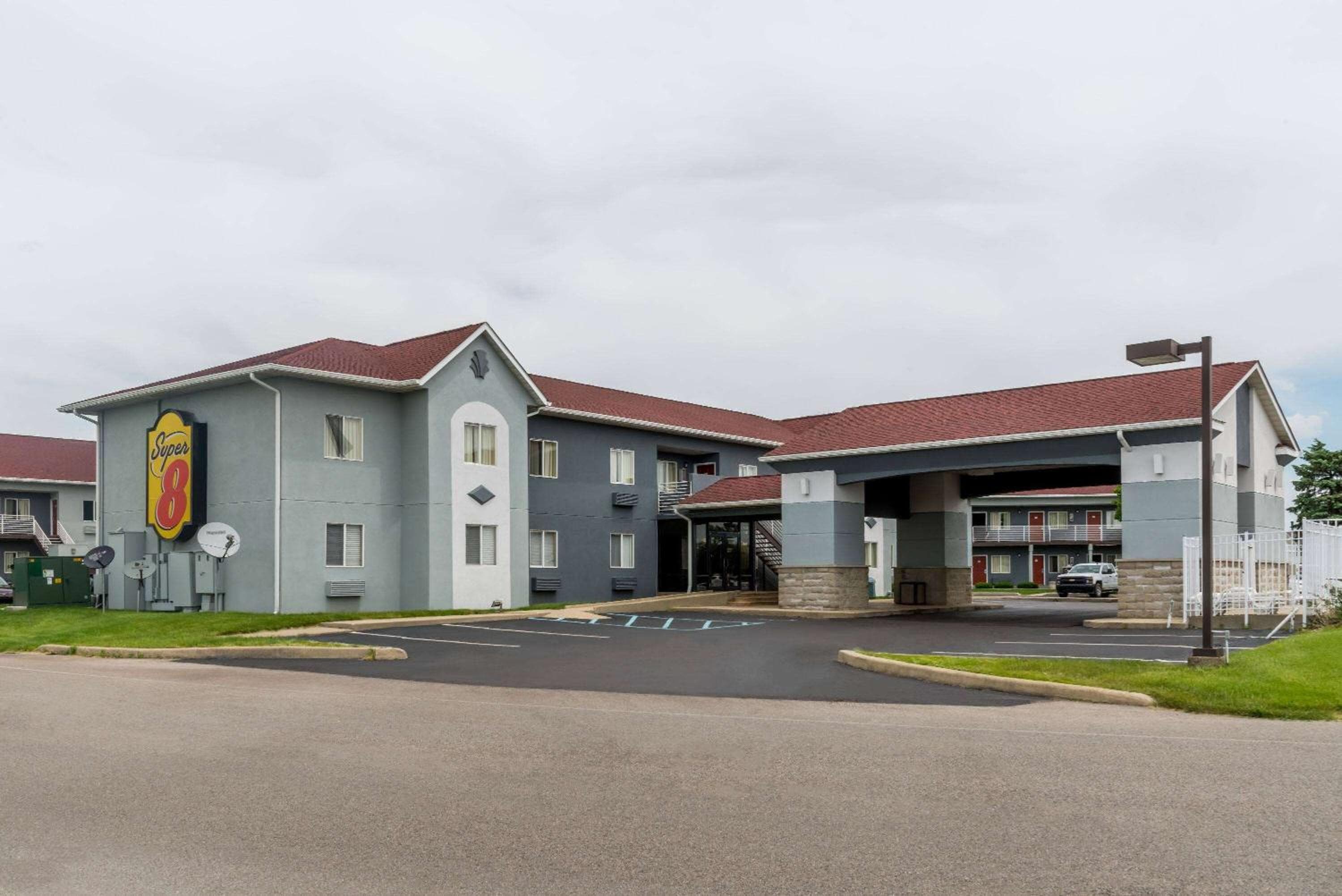 Super 8 by Wyndham Indianapolis/NE/Castleton Area