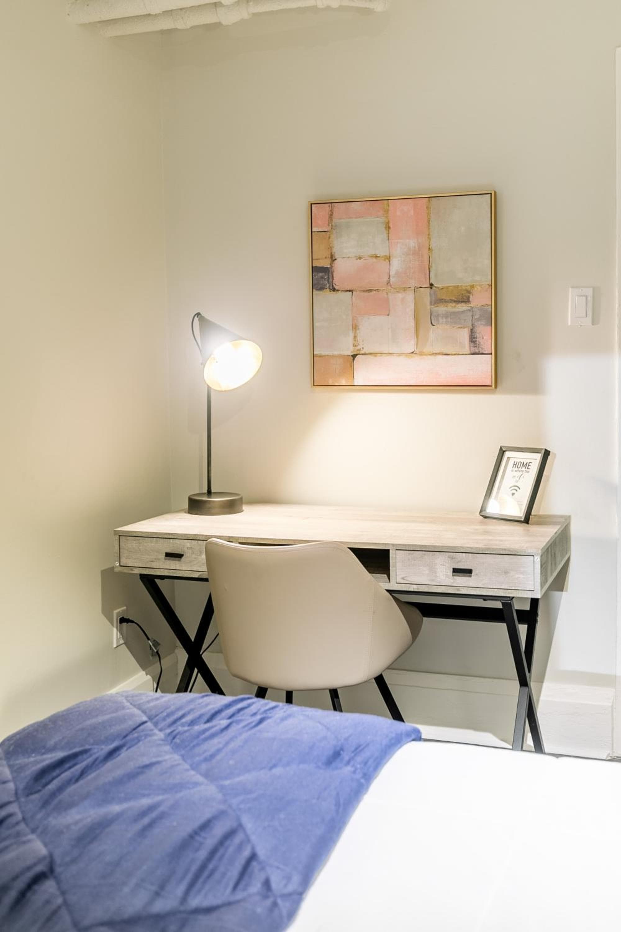 Basement Suite near Corktown Pub & GO Station