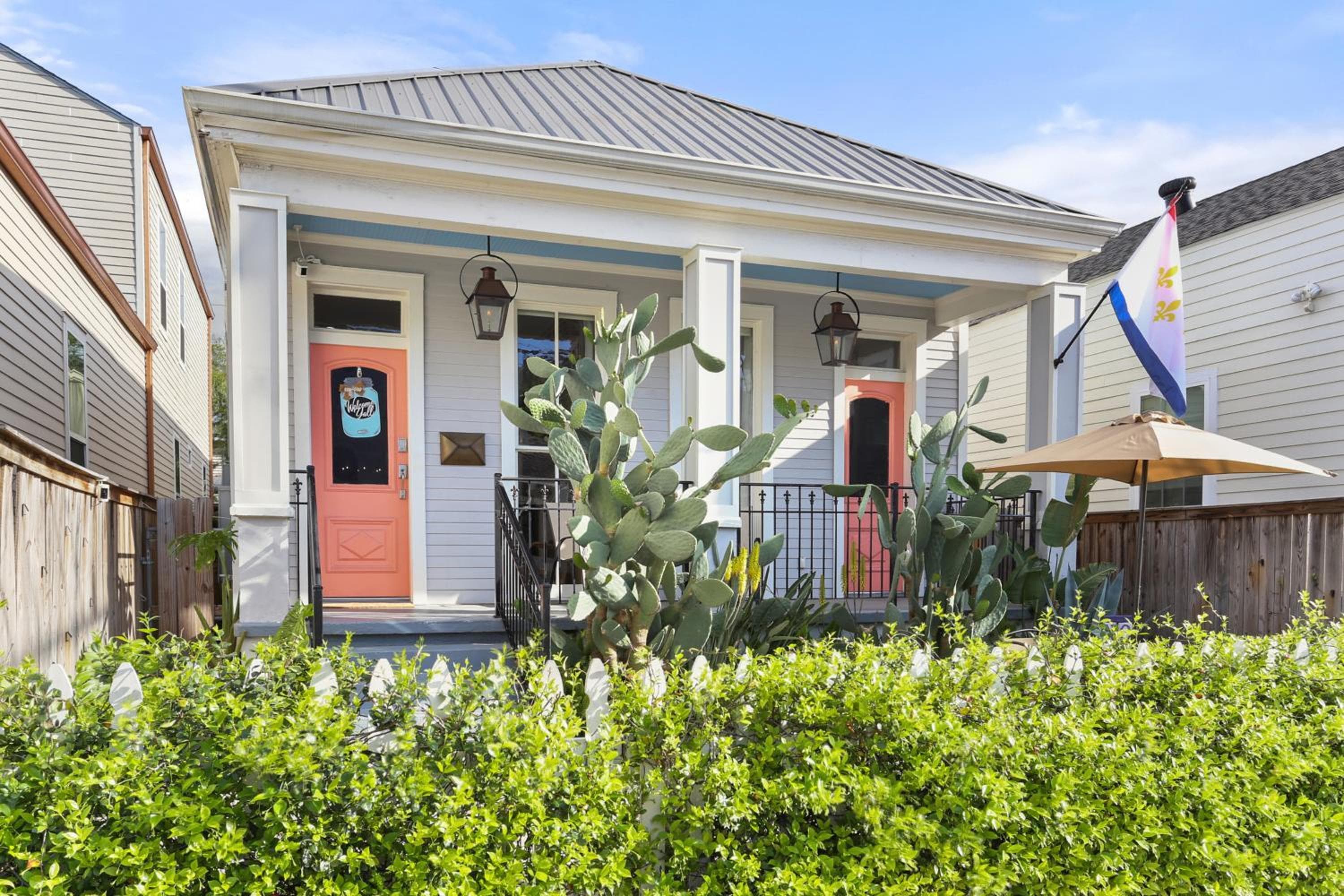 Upscale 3 Bed 2 Bath Private Home in Uptown New Orleans! Close to Magazine Street, Universities, & French Quarter