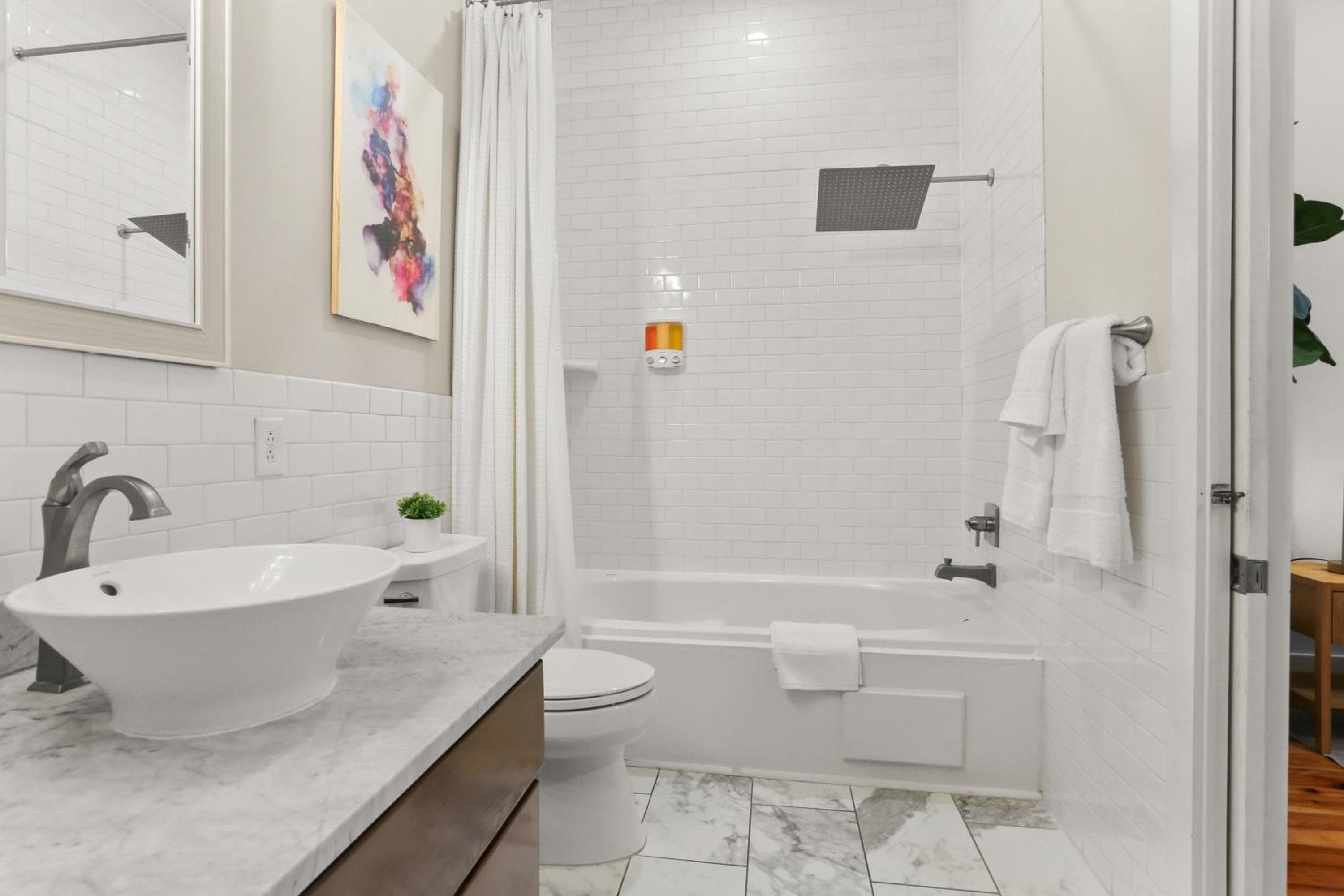 Upscale 3 Bed 2 Bath Private Home in Uptown New Orleans! Close to Magazine Street, Universities, & French Quarter