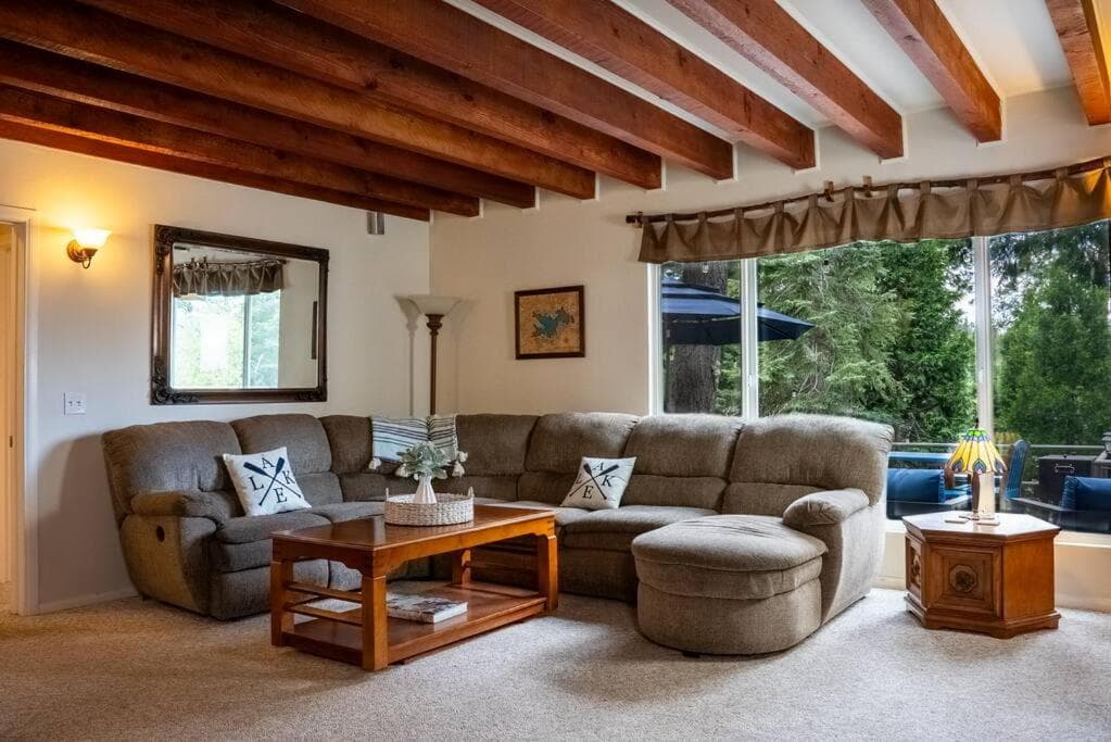 The Chardonnay Chalet, Lake View, Walk to Village!