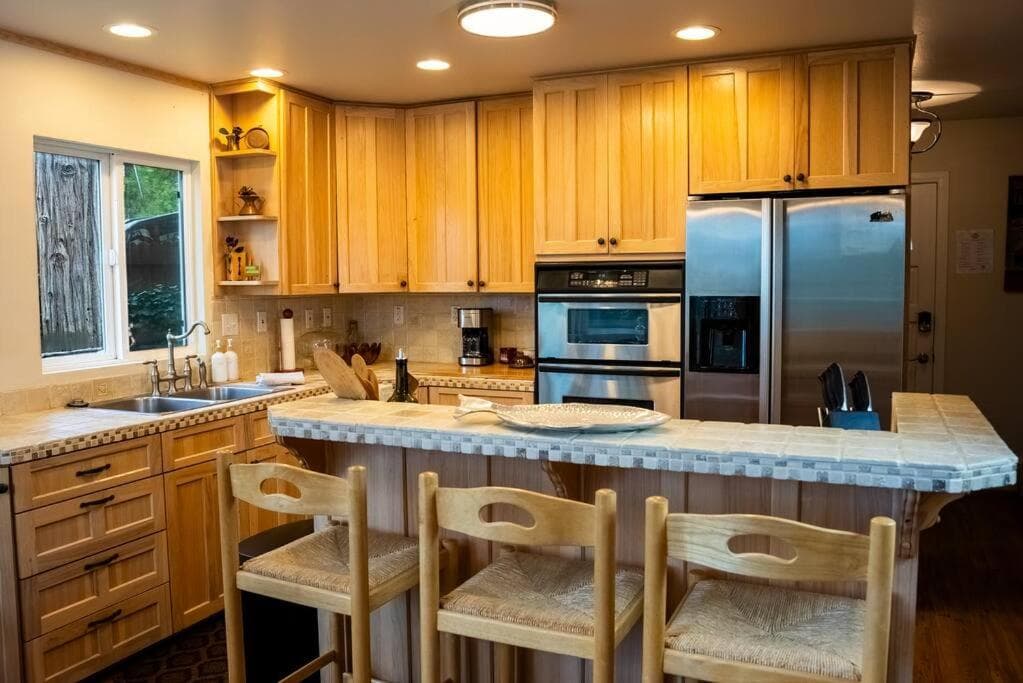 The Chardonnay Chalet, Lake View, Walk to Village!