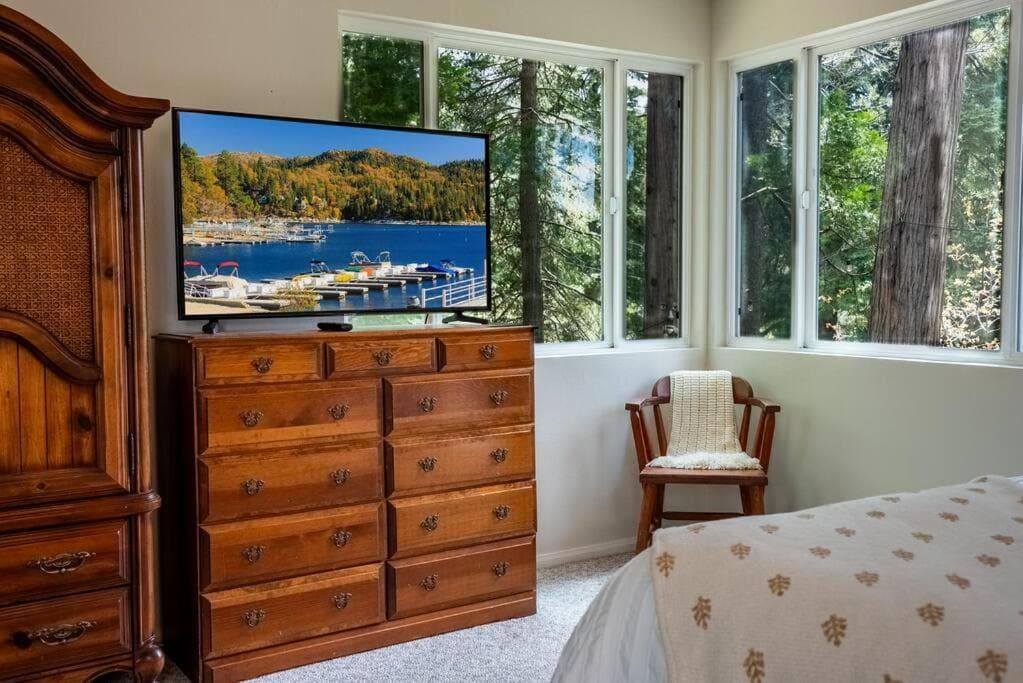 The Chardonnay Chalet, Lake View, Walk to Village!