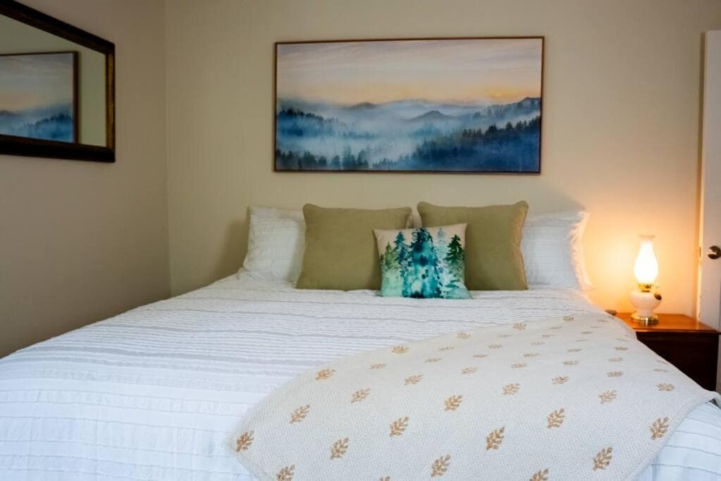 The Chardonnay Chalet, Lake View, Walk to Village!