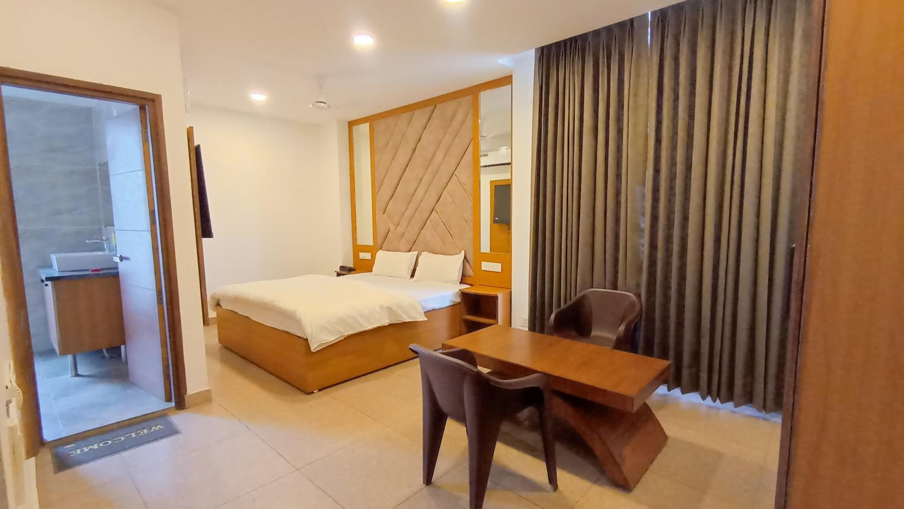 Hotel Lake View - Near Sukhna Lake