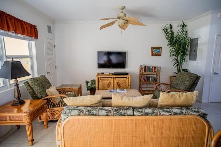 GRACEBAY TOWNHOMES B3, 5 minutes walk to gracebay beach