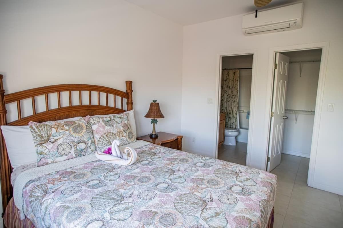 GRACEBAY TOWNHOMES B3, 5 minutes walk to gracebay beach