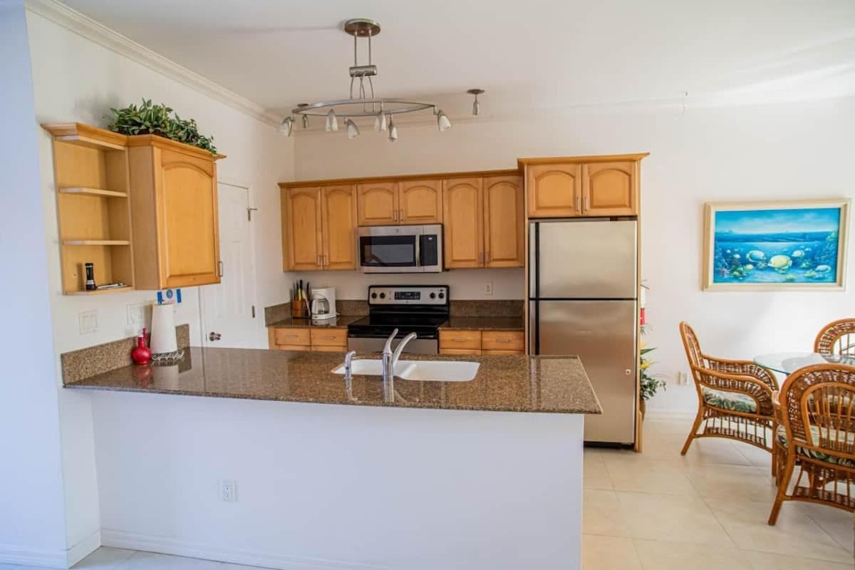 GRACEBAY TOWNHOMES B3, 5 minutes walk to gracebay beach