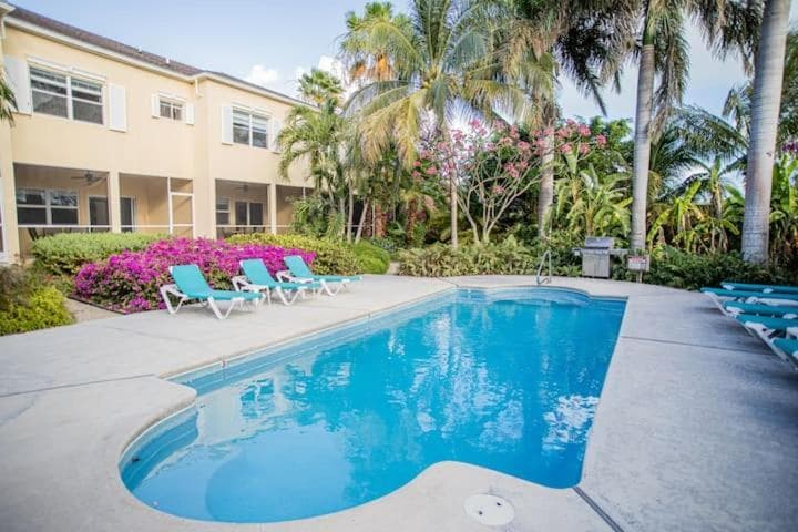 GRACEBAY TOWNHOMES B3, 5 minutes walk to gracebay beach