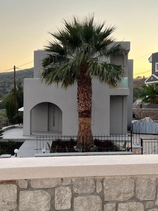 ARYVE Townhouse Rhodos mit Akropolis- und Meerblick sowie Jacuzzi und tollen Sonnenterrassen und Garten