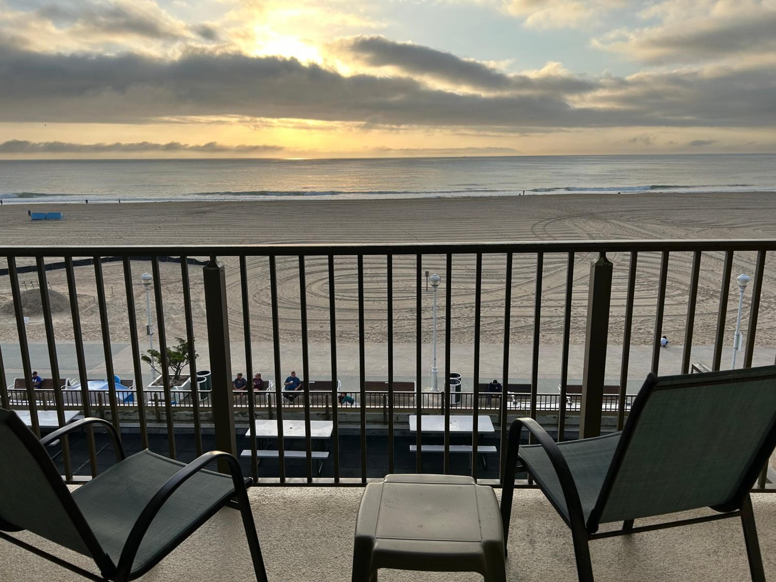 Oceanfront Studio with balcony, pool, parking and more