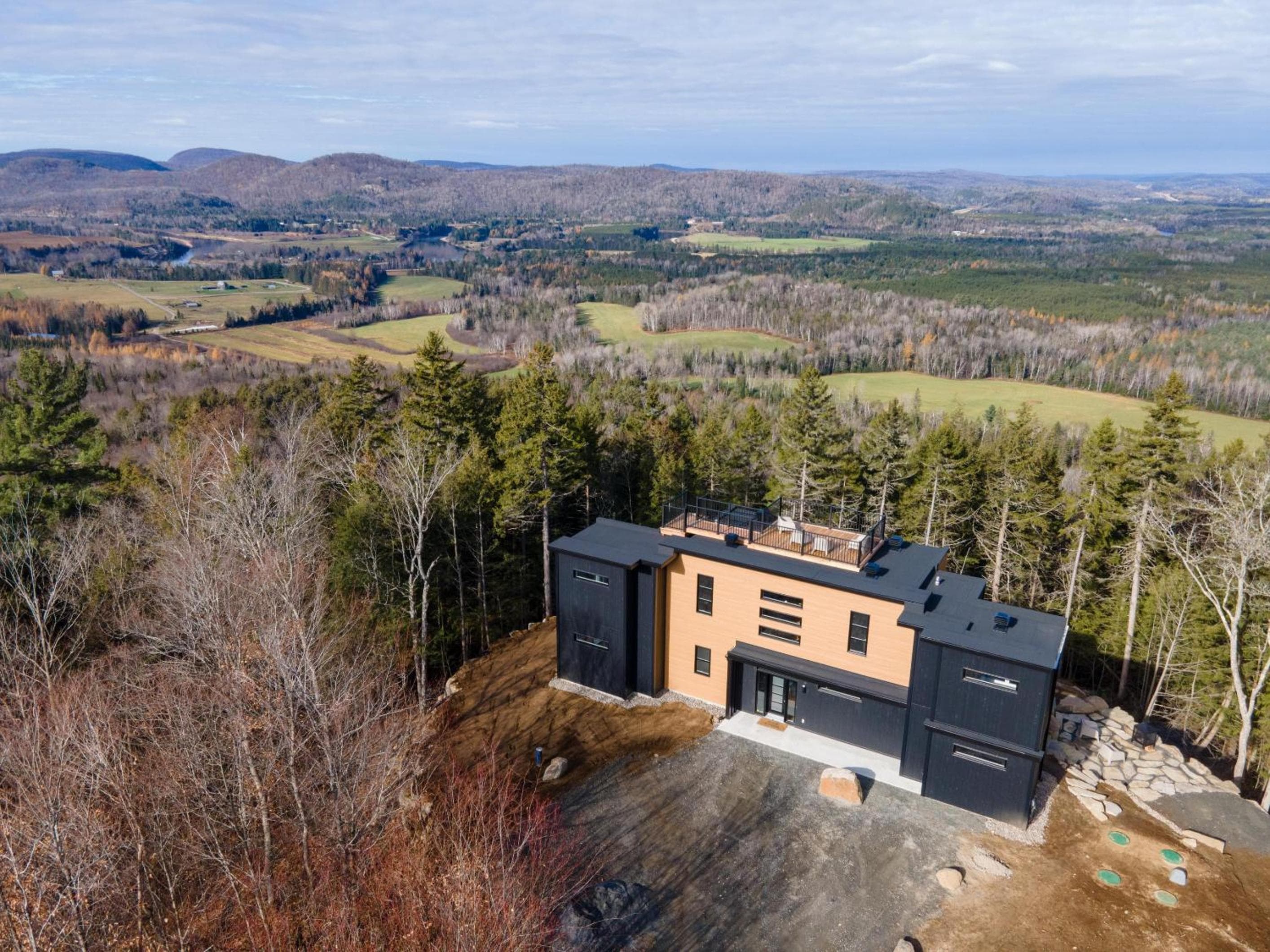 Chalet XO Tremblant - 5BRs, Private Baths, Spa, Sauna & Rooftop