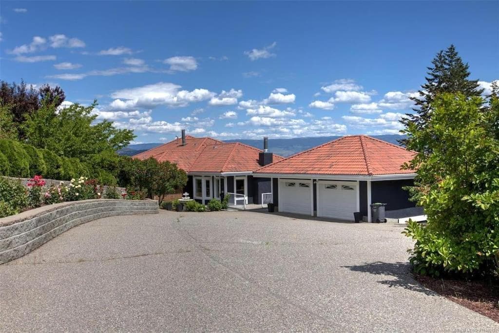 Heated pool, hot tub, 4 AC lake view bedrooms