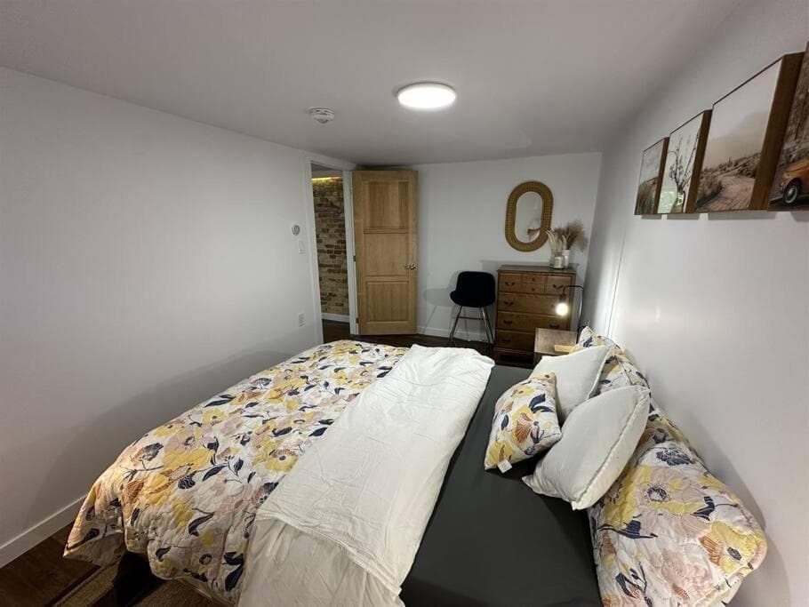 STAY IN SARNIA - Milne Mansion - Souterrain Apartment