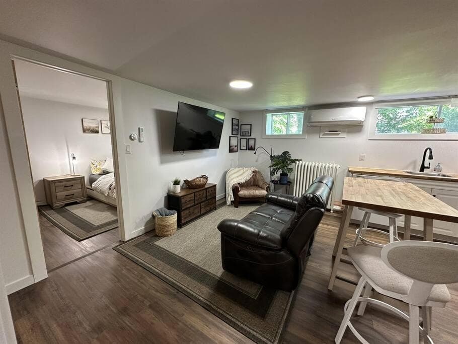 STAY IN SARNIA - Milne Mansion - Souterrain Apartment