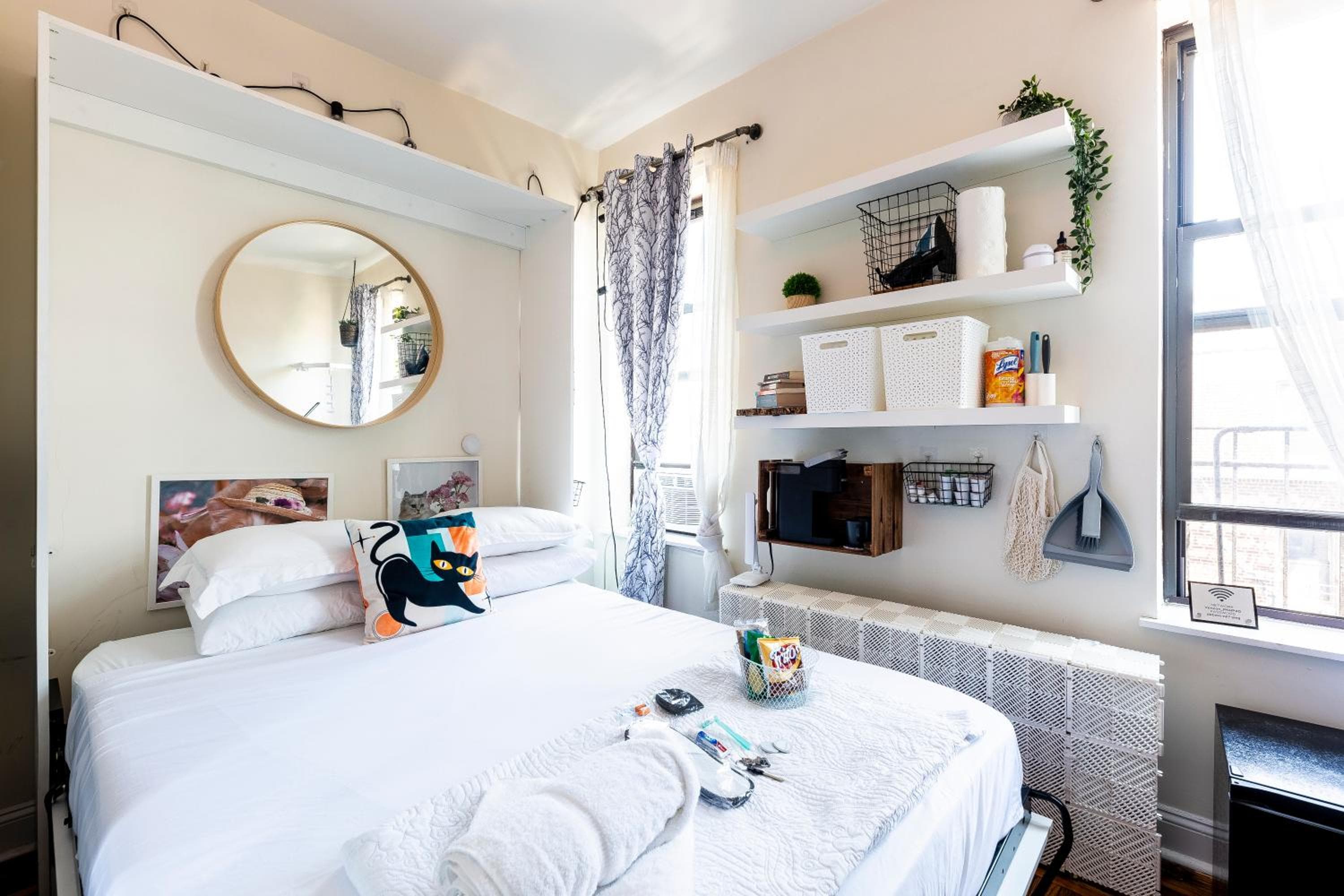Cat Room by Delicate Stays LIVING ROOM CONVERSION SHARED SPACE ROOM ONLY CAT FRIENDLY ONLY 25 min to time square