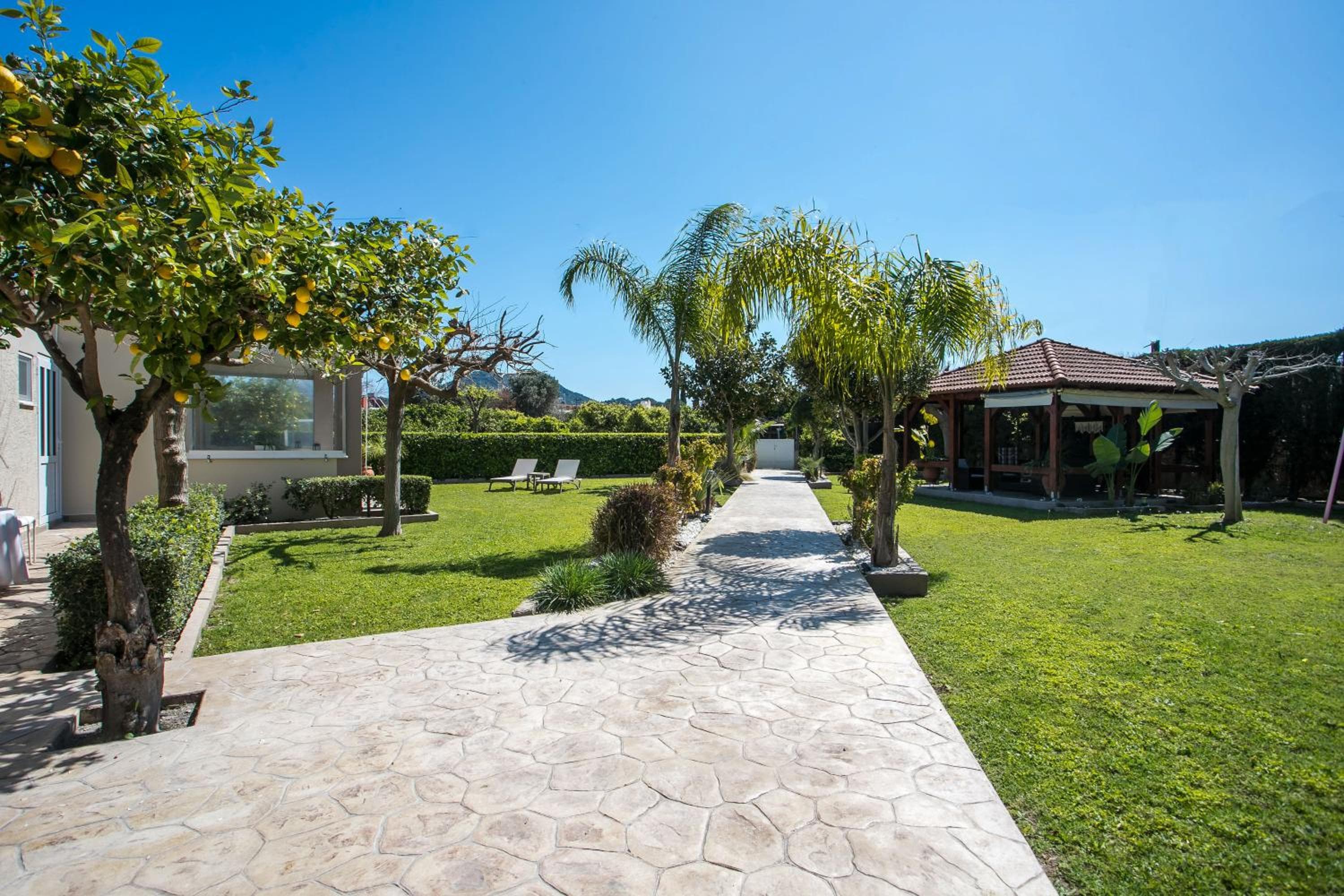 Sea Breeze & Nature villa, with heated pool and garden retreat