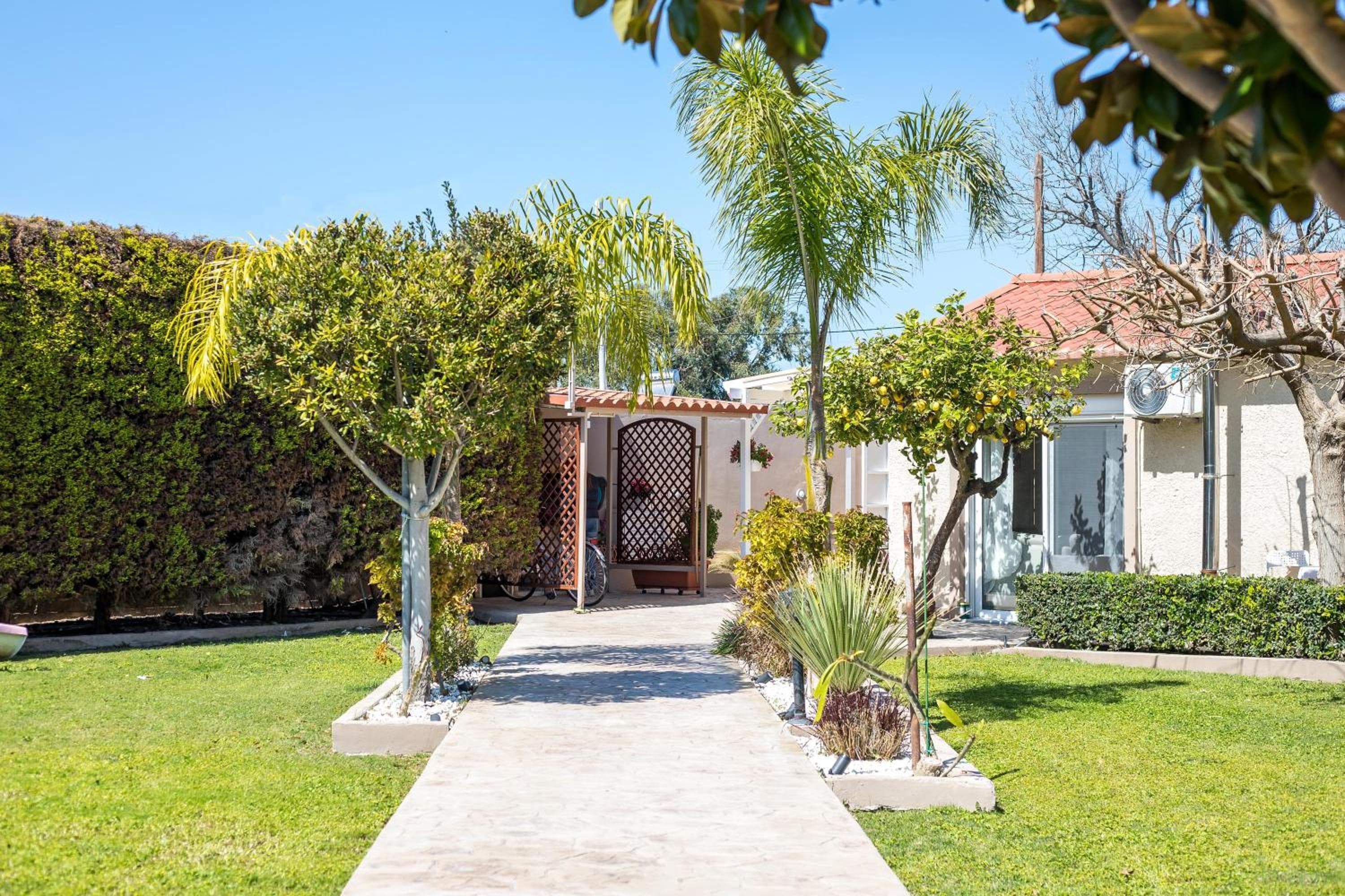 Sea Breeze & Nature villa, with heated pool and garden retreat