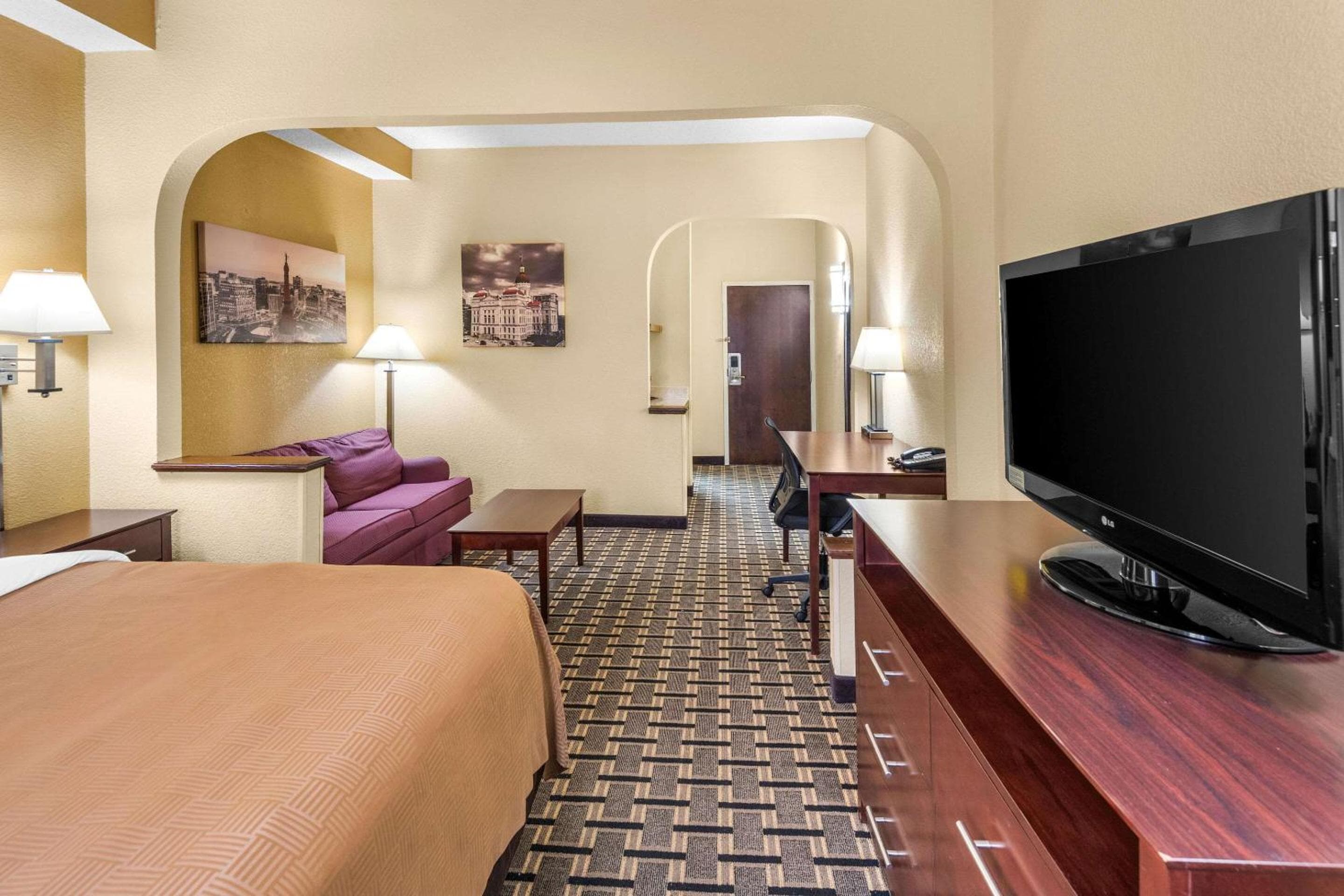 Clarion Inn & Suites Indianapolis Northwest