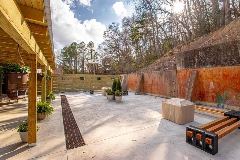 Heart of Downtown, Walk to Bathhouses, Restaurants Room # 202