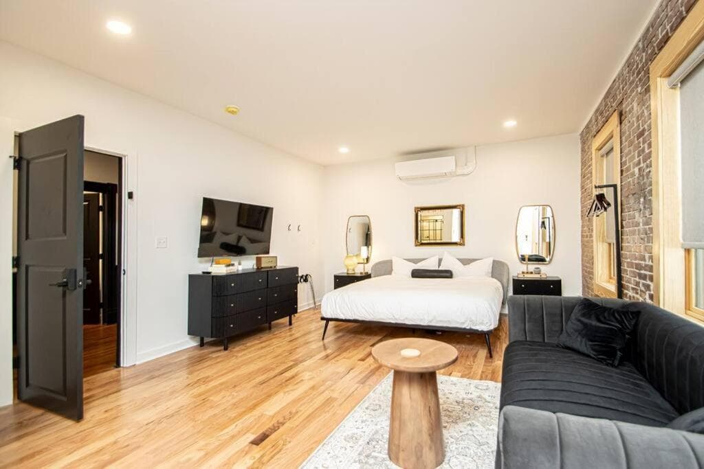 Historic Downtown Studio, Steps to Bathhouse Row, Room # 203