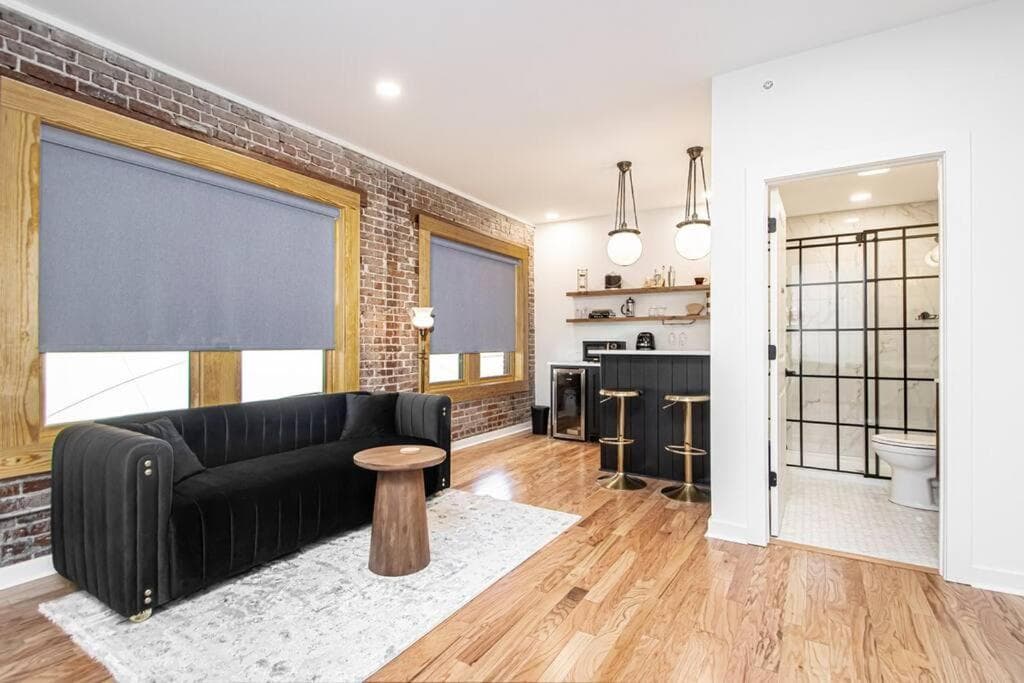 Historic Downtown Studio, Steps to Bathhouse Row, Room # 203