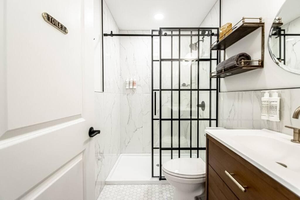 Historic Downtown Studio, Steps to Bathhouse Row, Room # 203