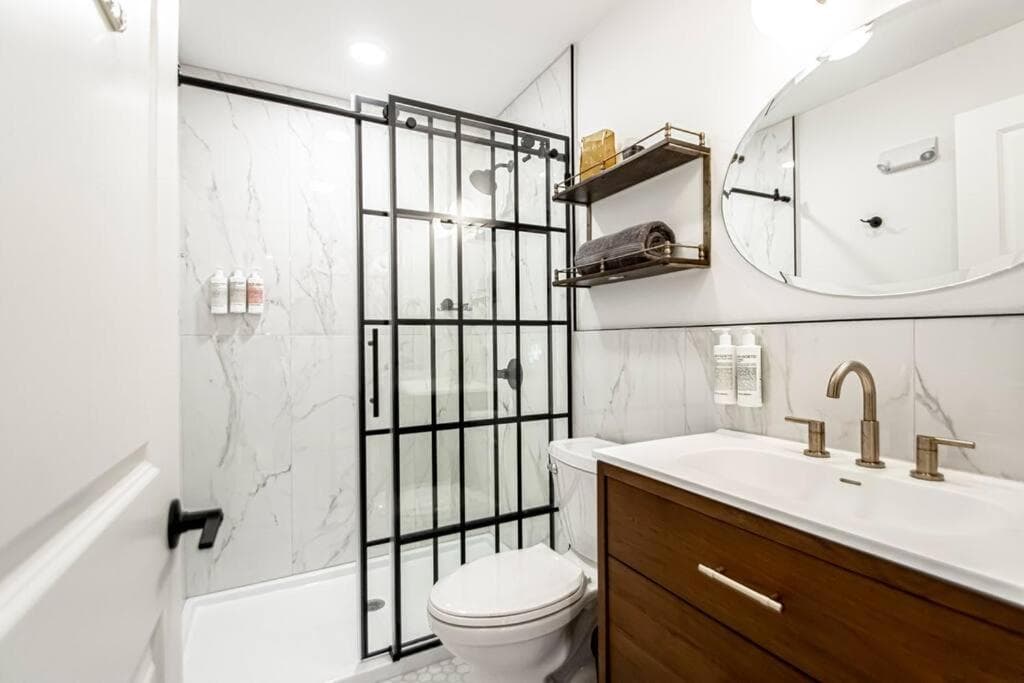 Historic Downtown Studio, Steps to Bathhouse Row, Room # 203