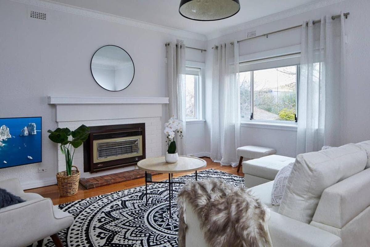 1 Bedroom Art Deco Apt With Study