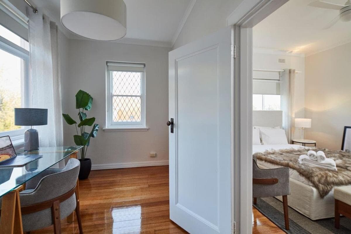 1 Bedroom Art Deco Apt With Study