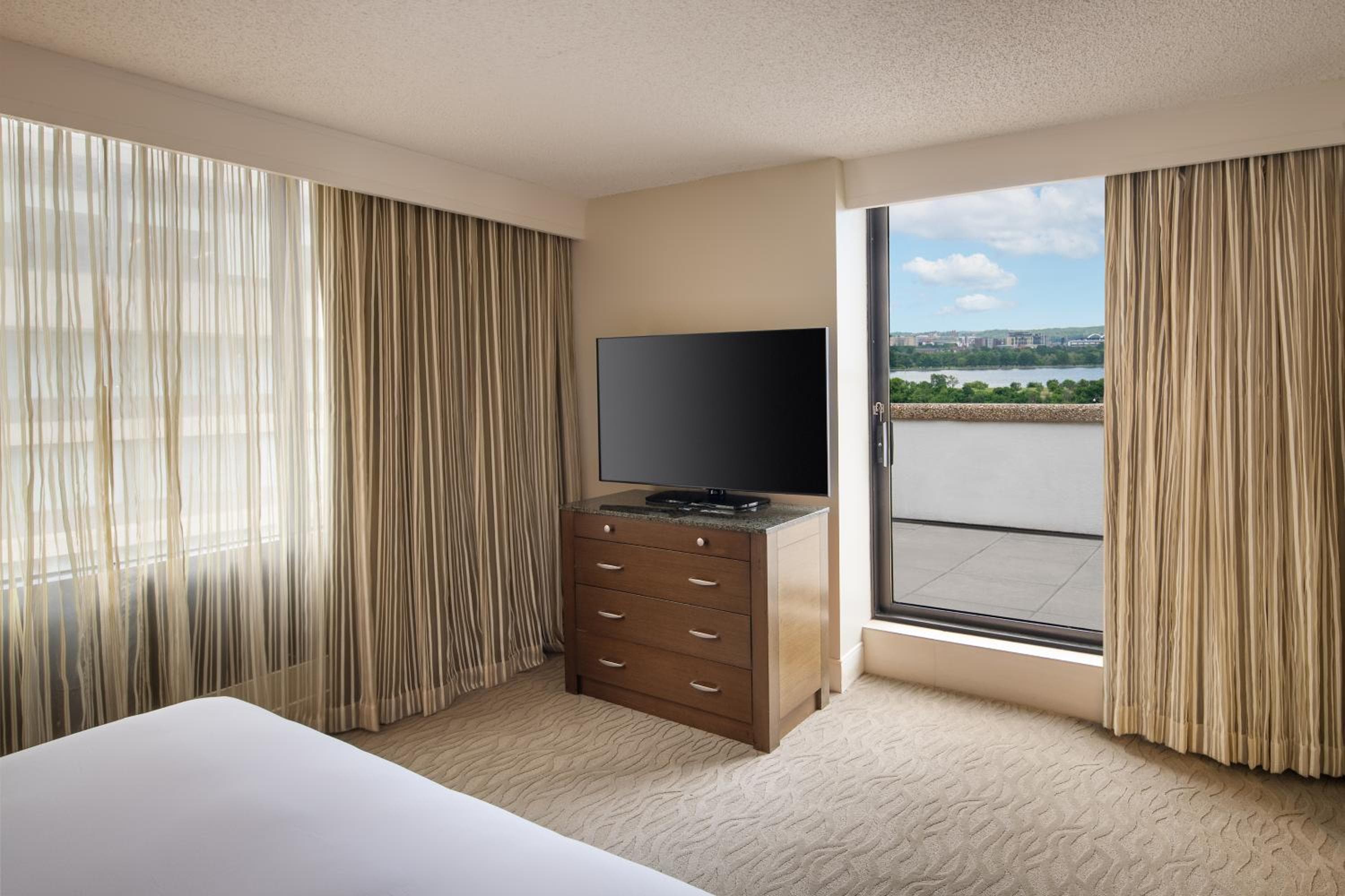 DoubleTree by Hilton Washington DC – Crystal City