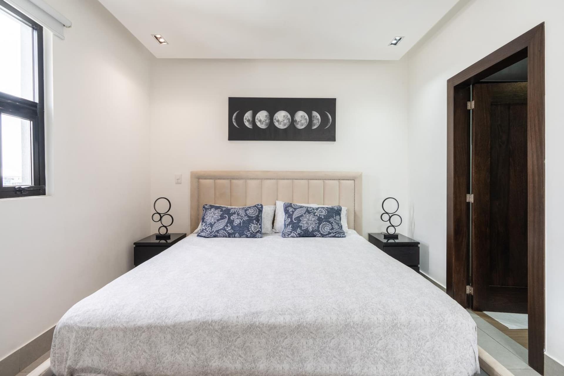 Modern Luxury Condo with Rooftop Pool & Gym
