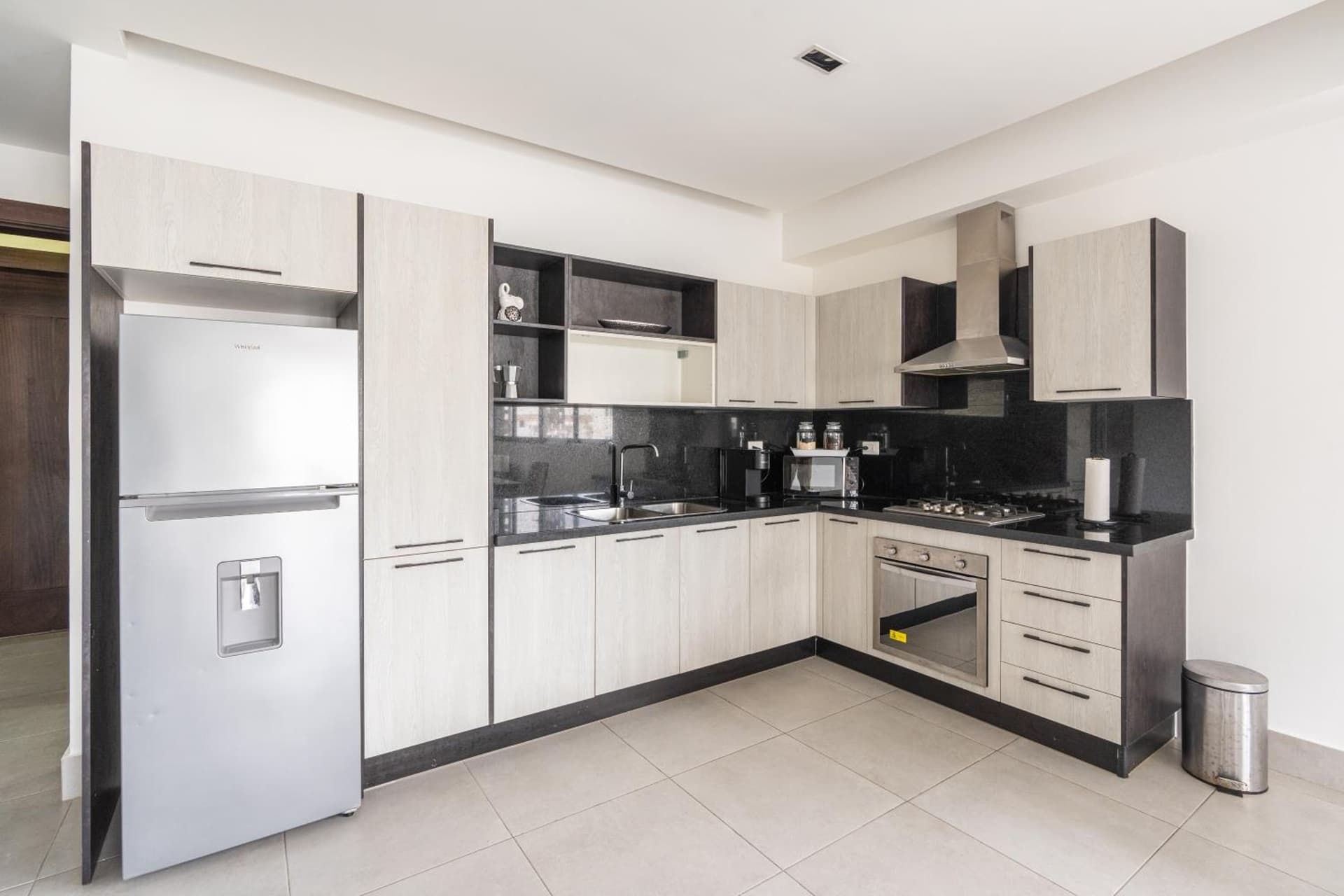 Modern Luxury Condo with Rooftop Pool & Gym