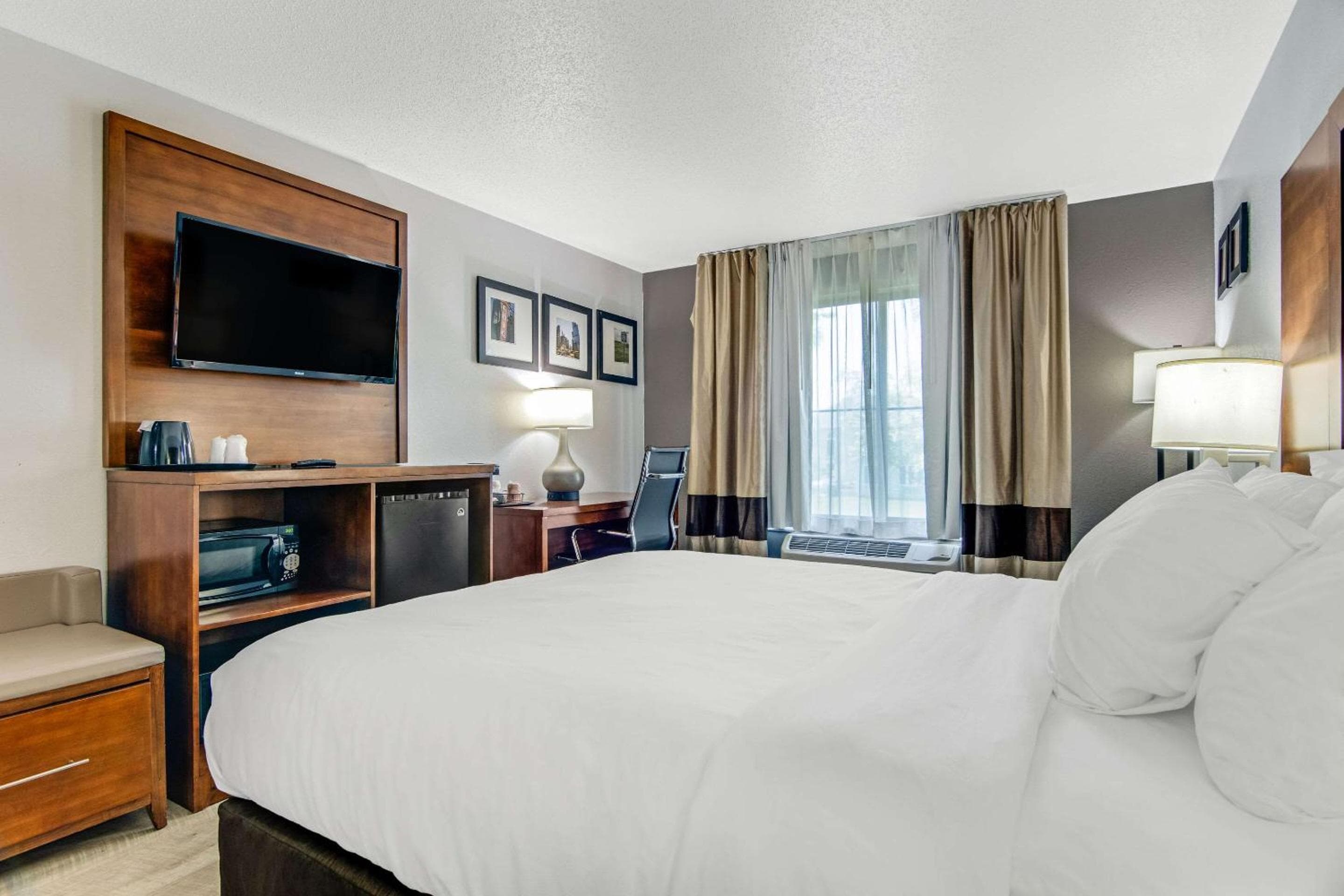 Comfort Suites near I-80 and I-94