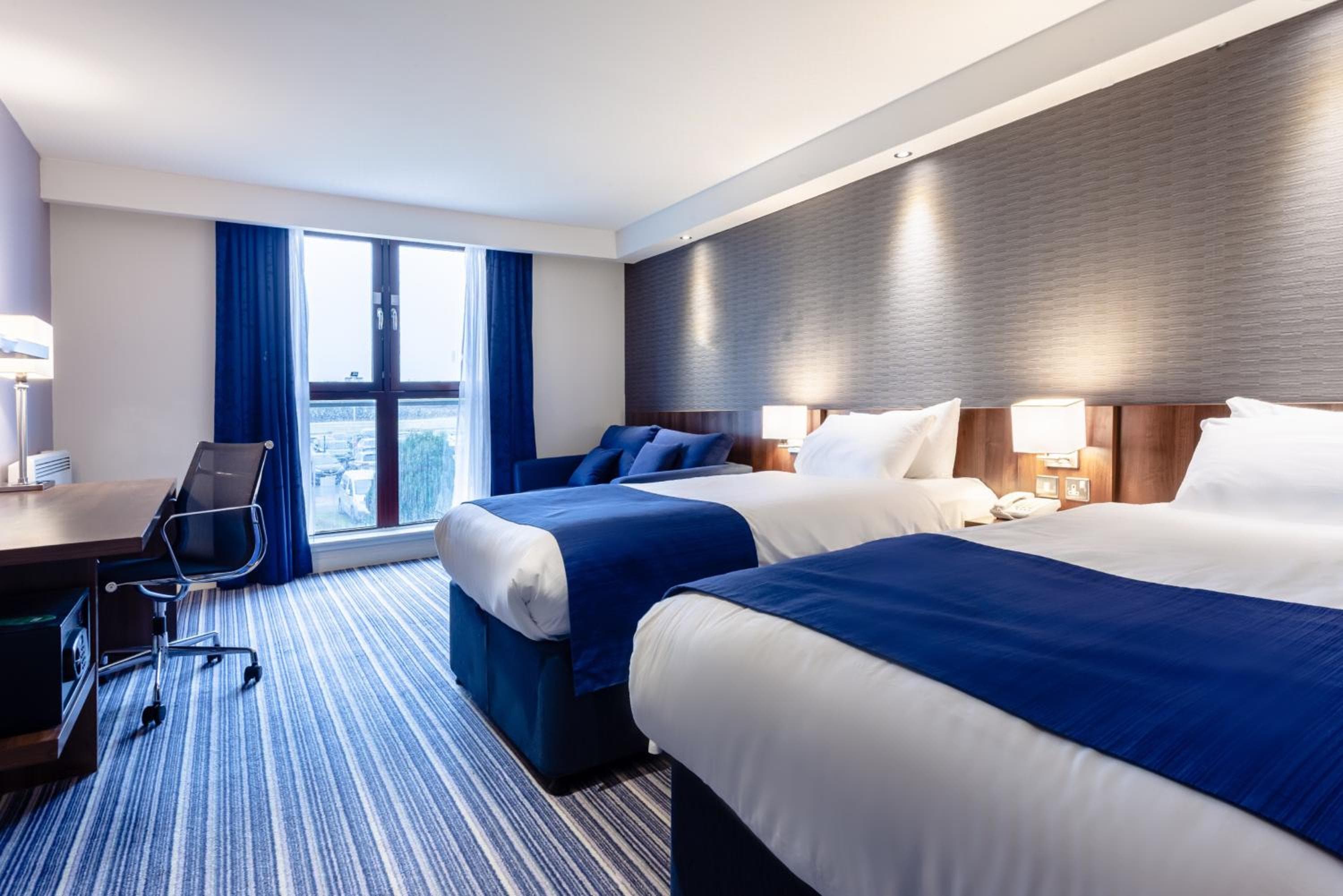 Holiday Inn Express Edinburgh Airport by IHG