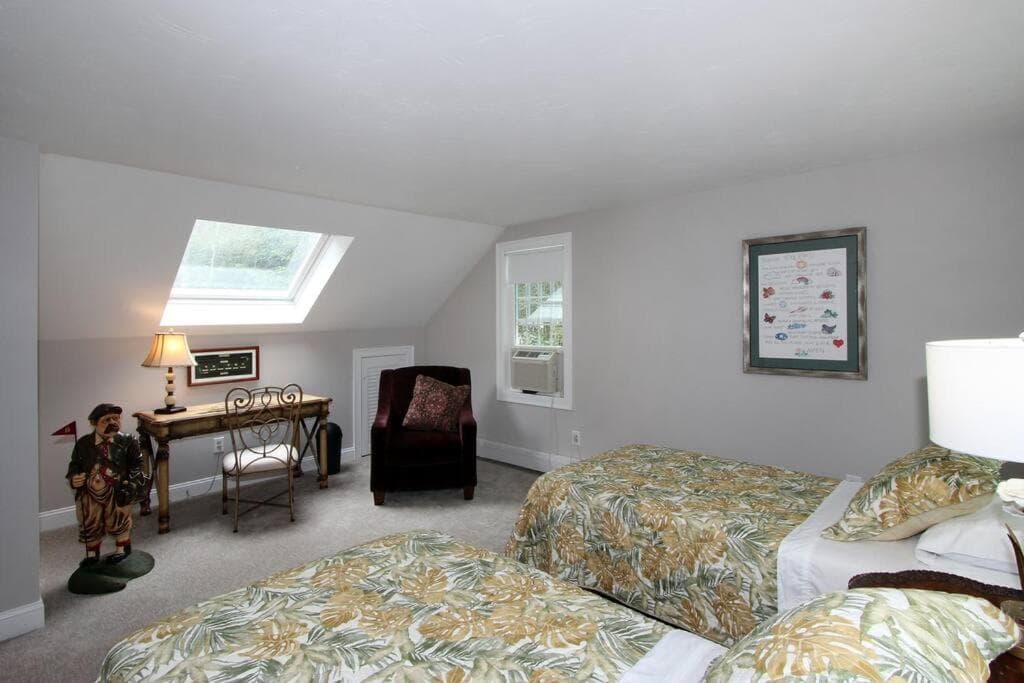 Completely renovated 3 bedroom Jewel by the sea