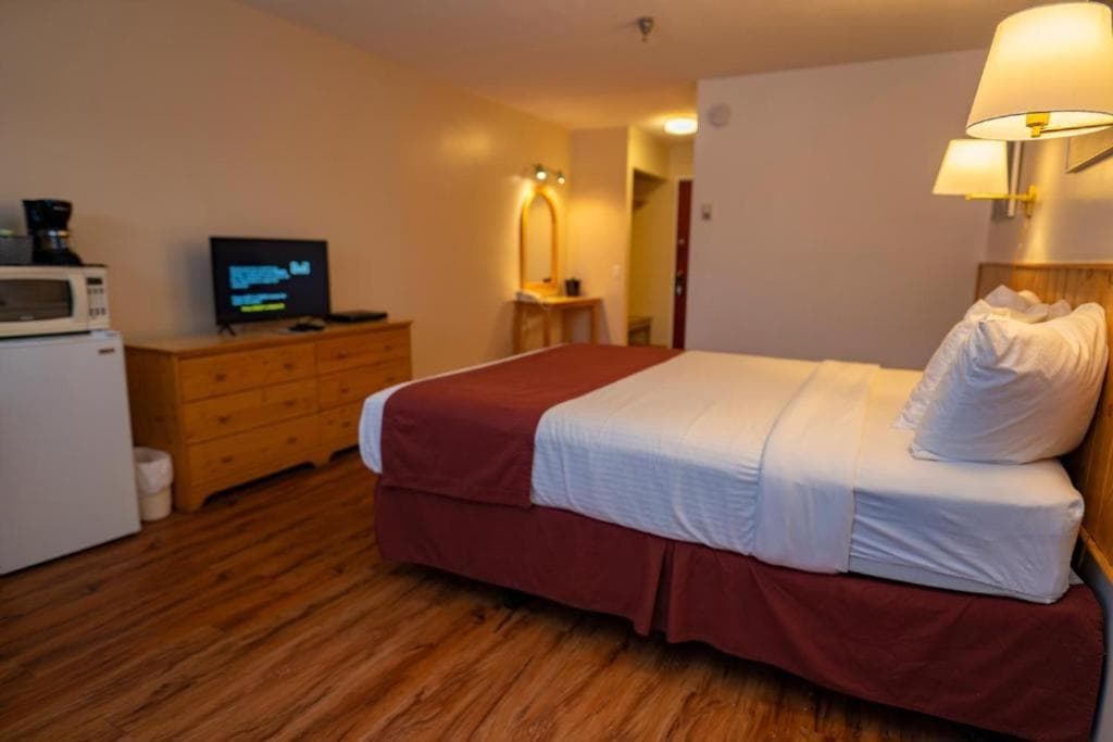Canadas Best Value Inn- Riverview Hotel