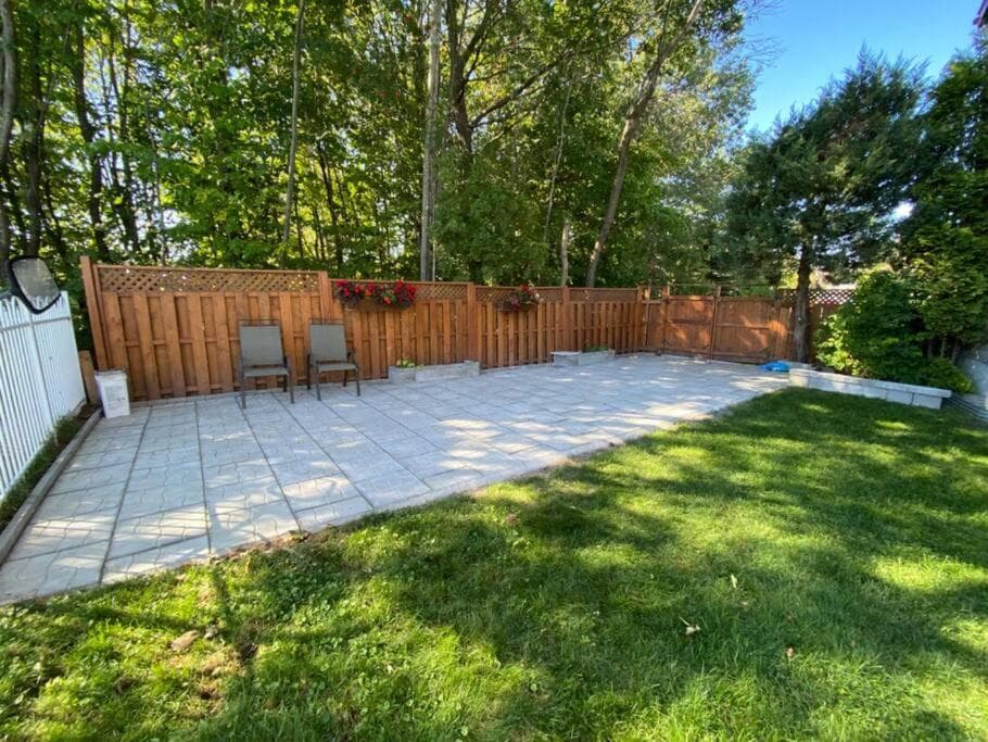 Spacious 5BR house in Brossard and Free parking