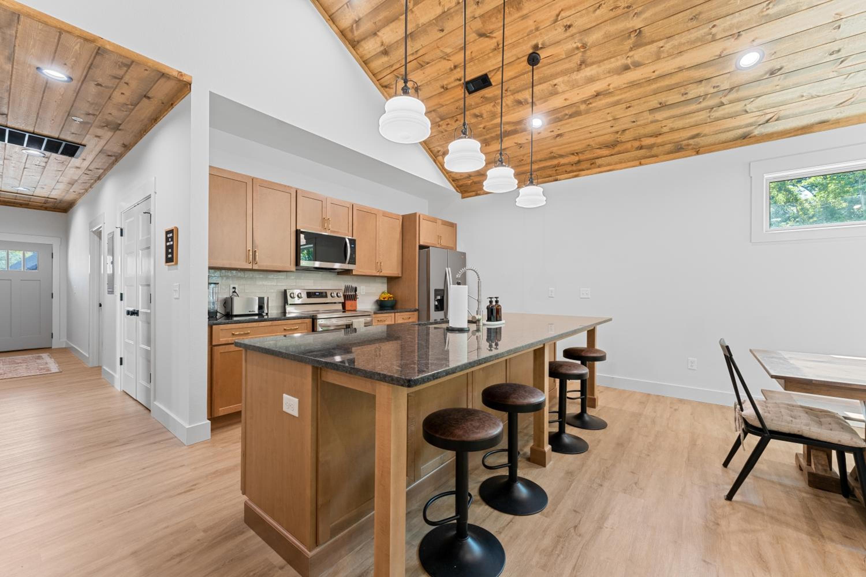 New Ozark Oasis Luxe Cabin Retreat with Hot Tub