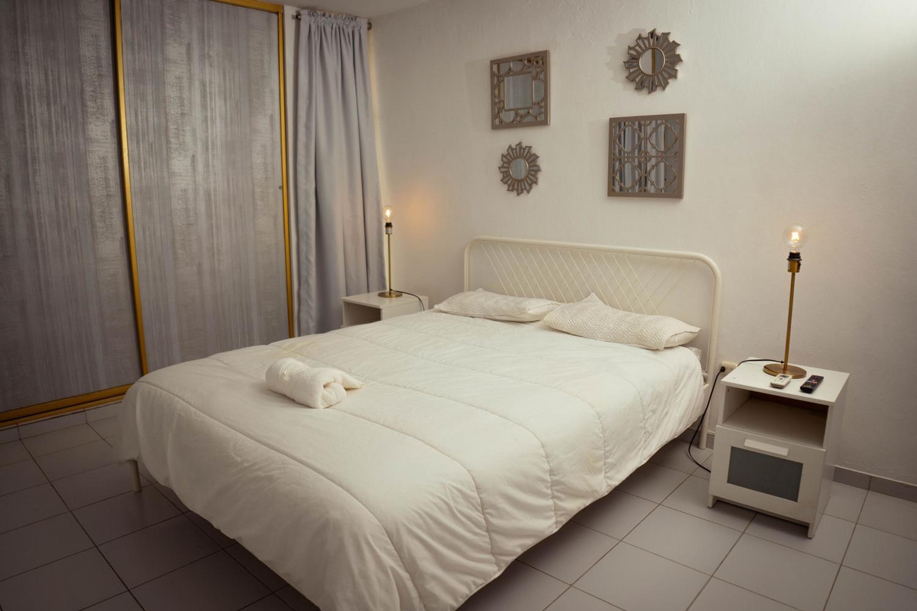 Residenciales H1 & H2 - Breakfast & Room Service - Airport close