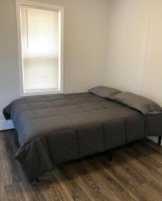 Private 2-bedroom apartment, free parking, direct bus to NYC Manhattan only 2 blocks away