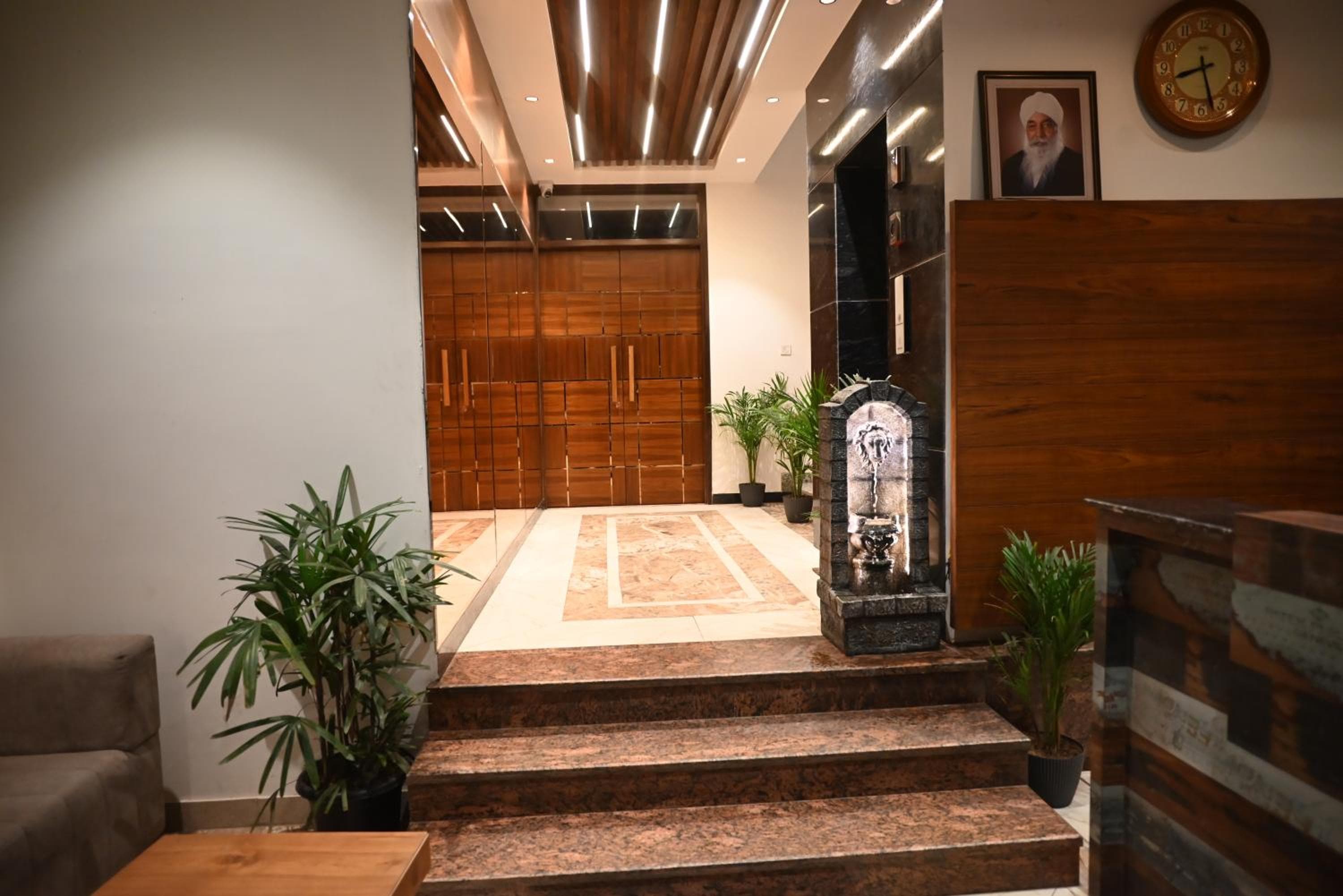 Hotel Lake View - Near Sukhna Lake