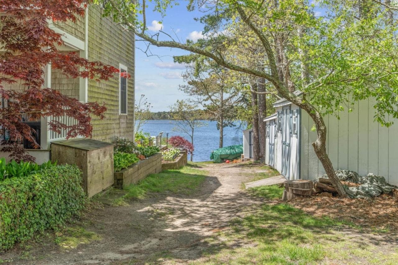 Cottage Oasis by Lake with Kayaks Fire Pit and a Huge Yard